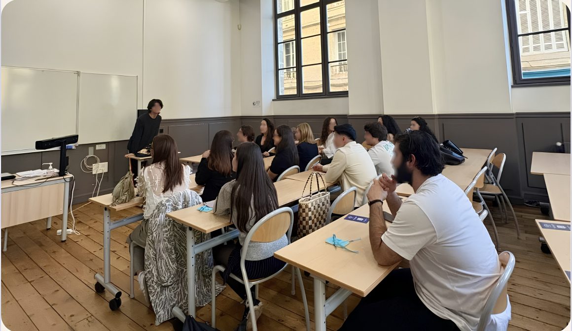Atelier de sensibilisation LibredeDroit auprès d'étudiants, en salle de classe
